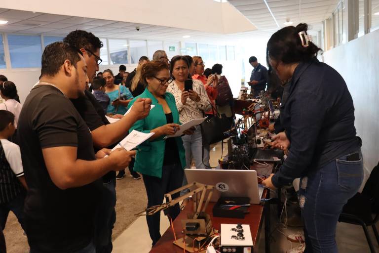 Presentan estudiantes de mecatrónica de la UTEsc sus proyectos con éxito