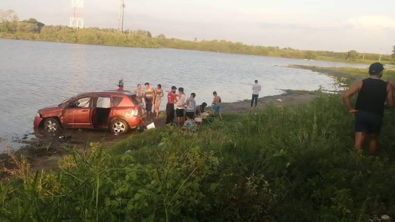 La camioneta quedó atascada entre el fango de una marisma