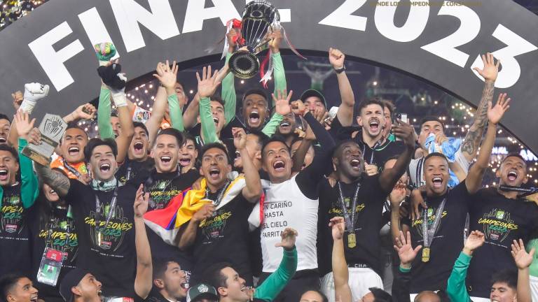 El León levanta el título.