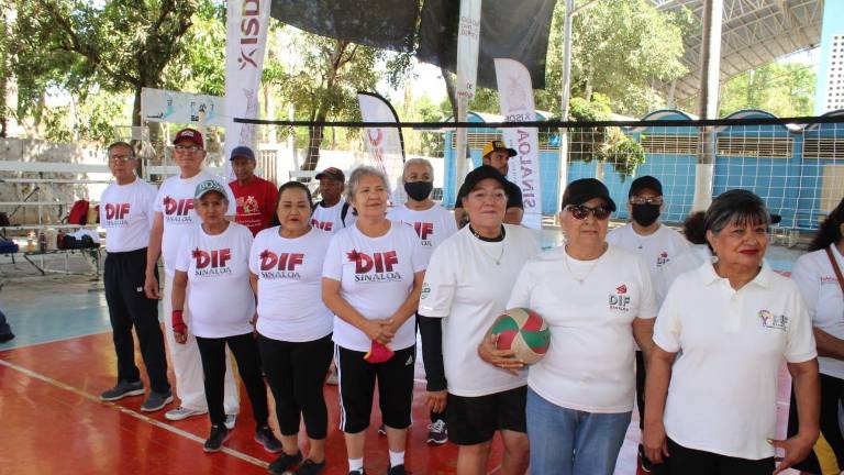 Los miembros de los Centros de Desarrollo Integral del adulto mayor número 1, 2, 3, 4 y 5 del Municipio de Culiacán, durante el acto inaugural.