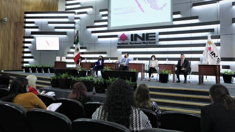 Funcionarios del Instituto Nacional Electoral durante la presentación de un estudio.