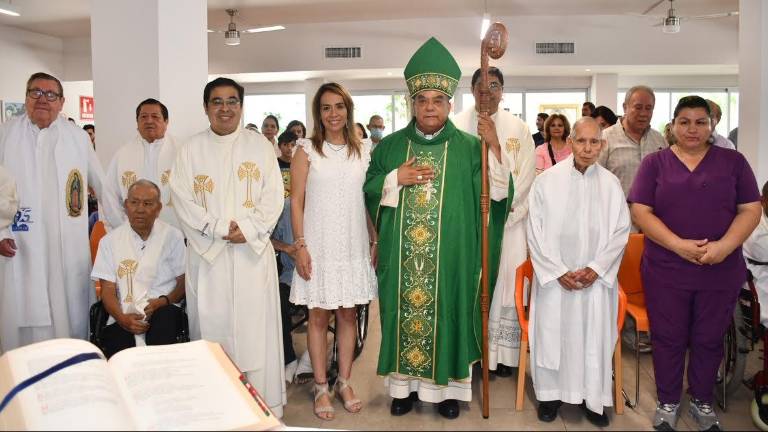 El Obispo de la diócesis de Culiacán Jesús José Herrera oficia la misa de acción de gracias.