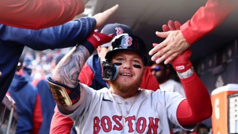 Alex Verdugo es felicitado por su jonrón.