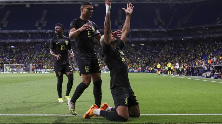 Brasil se viste en la primera parte totalmente de negro.