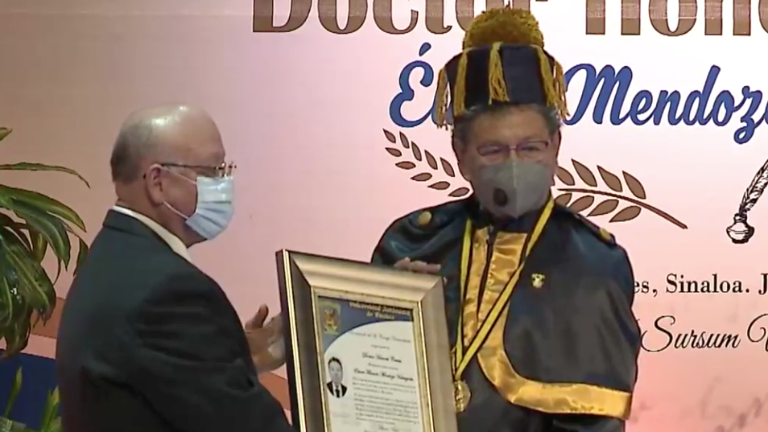 El escritor recibe Doctorado Honoris Causa.