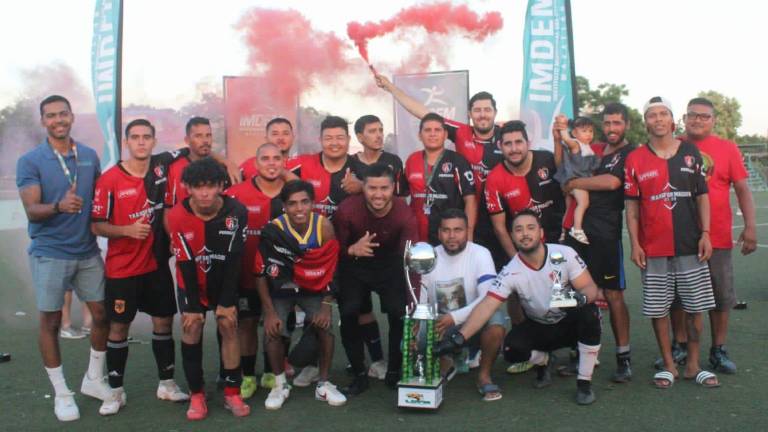 Tritones HKP celebra su título copero.