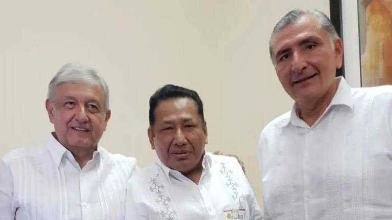 El ahora ex fiscal del caso Ayotzinapa con el entonces Presidente de México Andrés Manuel López Obrador y el ahora Senador Adán Augusto López Hernández.
