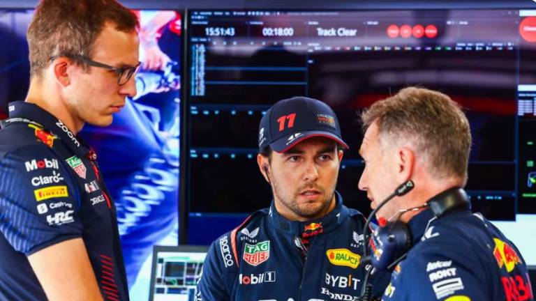 Horner (der.) habla sobre “Checo” Pérez.