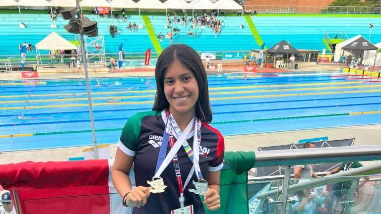 Ángeles Rendón muestra sus medallas obtenidas.