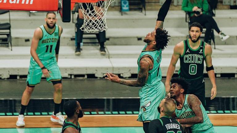 Los Hornets no pierdes las ilusiones por calificar a la postemporada.