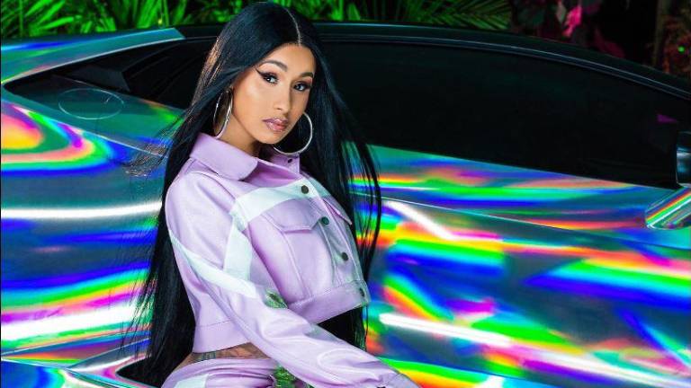 Cardi B acude a su antigua escuela y dona 100 mil dólares.