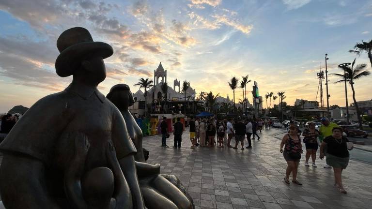 Turistas abarrotaron este jueves el malecón y las playas de Mazatlán, en medio de un ambiente festivo.