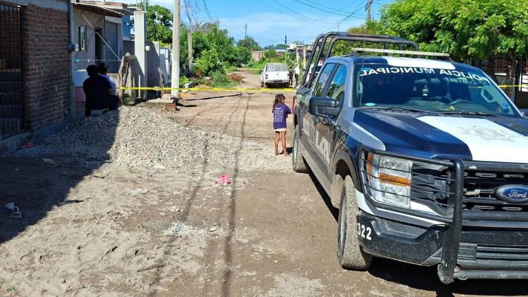 Autoridades resguardaron el sitio donde vecinos reportaron el hallazgo.