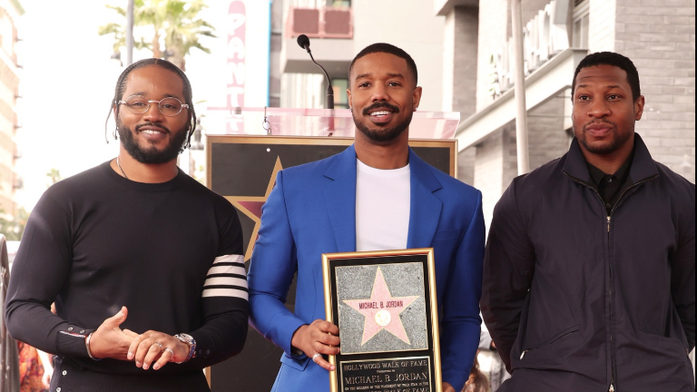 Michael B. Jordan recibe su estrella en el paseo de la fama acompañado de Ryan Coogler y Jonathan Majors.