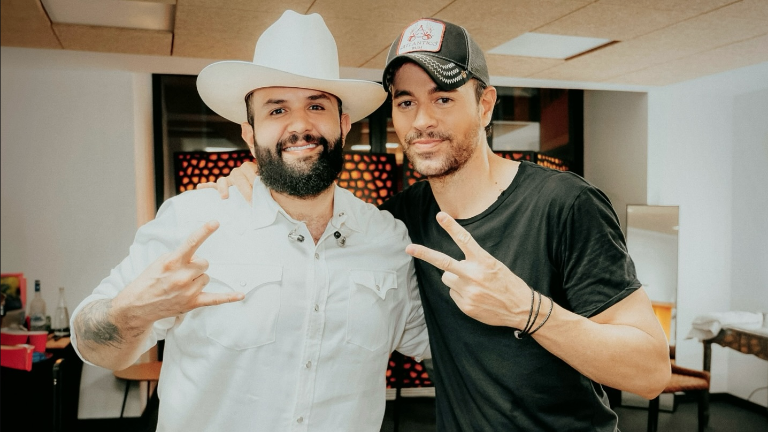 Carín León y Enrique Iglesias.