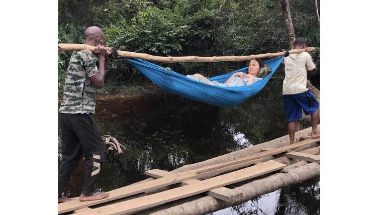 Durante un viaje a la selva del Congo, la actriz Ashley Judd se rompió la pierna izquierda y sufrió un periplo para trasladarse al hospital más cercano.