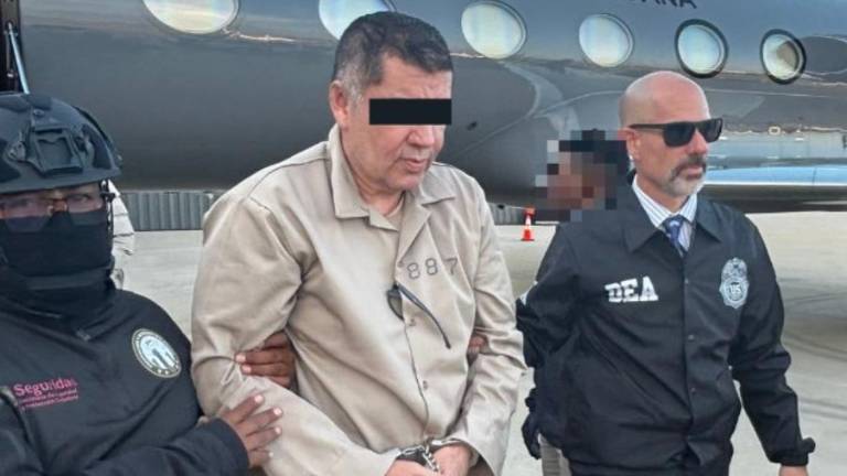 Imagen del traslado de “El Cuini” a su llegada a Estados Unidos por el titular de la DEA.