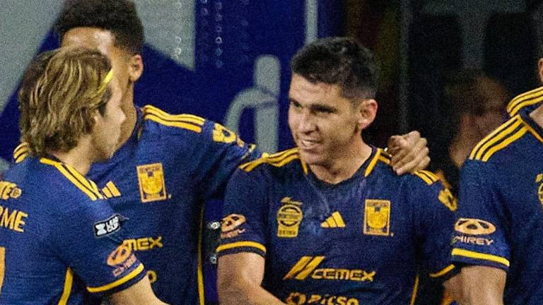 Jesús Angulo marca el gol del triunfo de Tigres.