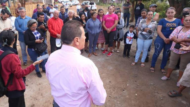 El Alcalde Édgar González conversa con vecinos de la Colonia Universo.