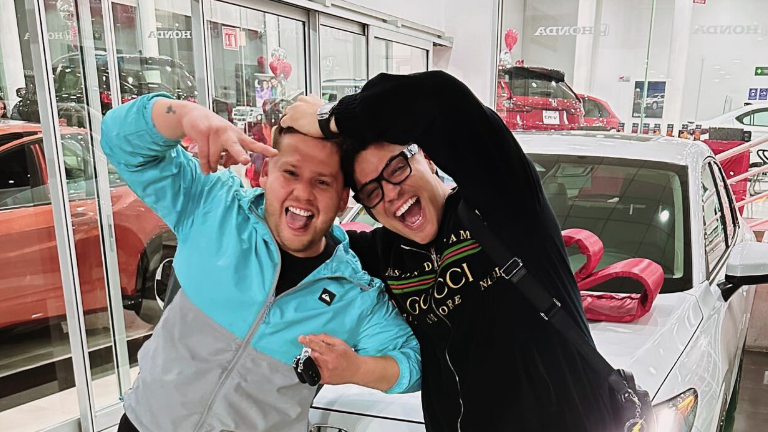 Eduin Caz junto a su primo.