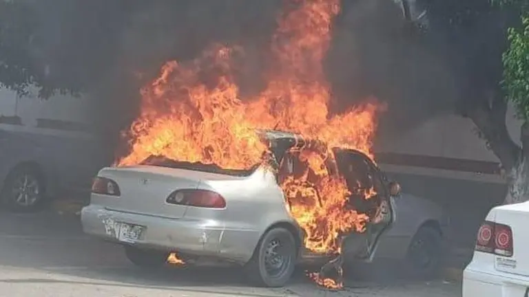 Bomberos Mazatlán reportan un aumento de incendios de vehículos, que podrían derivarse principalmente de fallas eléctricas en aire acondicionado y sistemas de sonido.