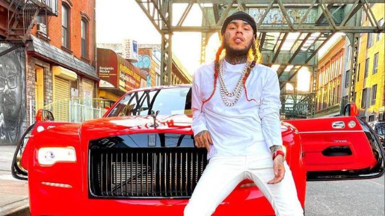 Tekashi 6ix9ine consiente a su mamá regalando un auto de alta gama.