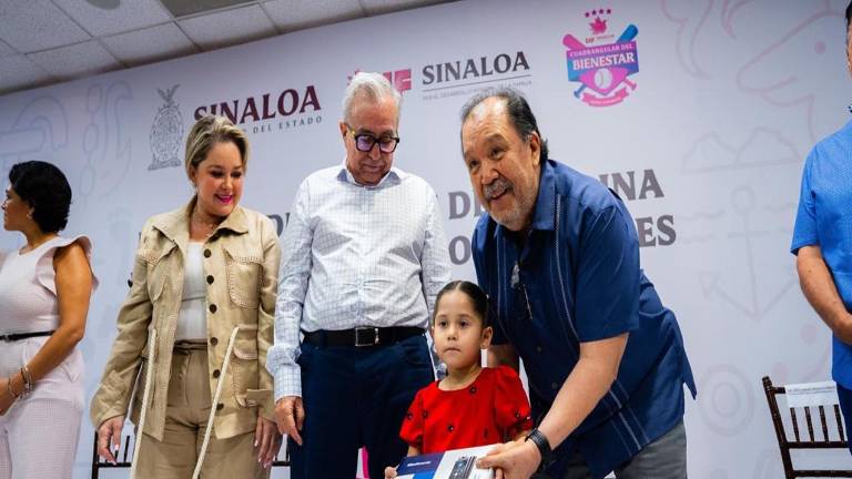 Héctor Ley López, Presidente Ejecutivo de Tomateros de Culiacán, entrega una de las nueve bombas de insulina.