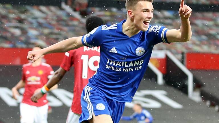 Luke Thomas celebra el gol que abrió el marcador en el duelo del Leicester y Manchester United.