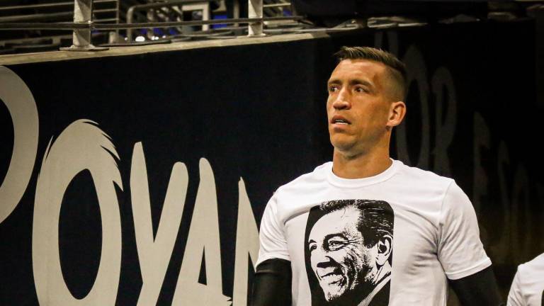 Nicolás Vikonis salta al campo con una de las playeras en homenaje a Tomás Boy.