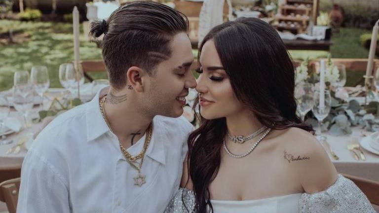 Juan de Dios Pantoja y Kimberly Loaiza, comparten fotos del nuevo integrante de la familia.