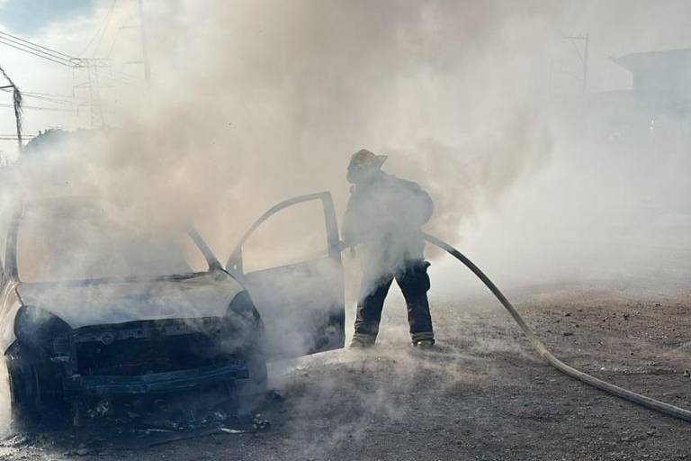 Auto compacto se incendia por un posible cortocircuito en Mazatlán
