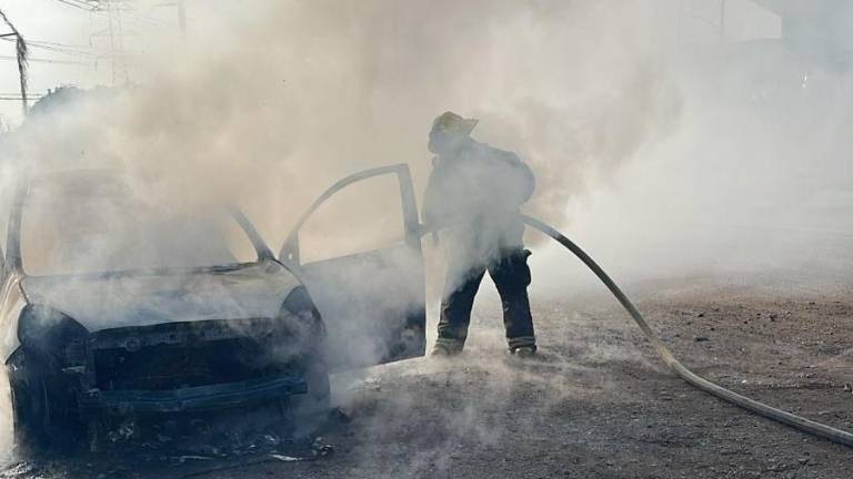 Bomberos Veteranos sofocaron el incendio que consumió por completo un Nissan March este jueves en la avenida Las Torres