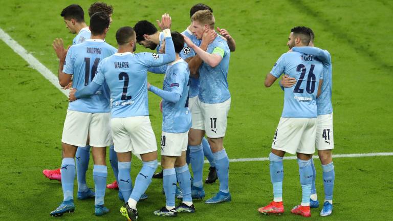 Kevin de Bruyne es felicitado por sus compañeros tras poner el 1-0 momentáneo.