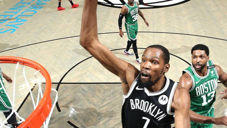Kevin Durant, a punto de anotar dos puntos para los Nets.