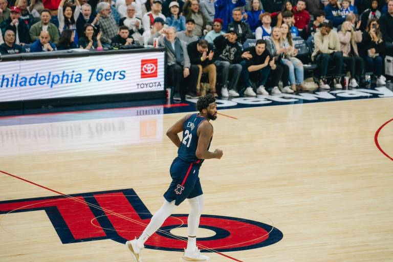 Joel Embiid, MVP de la NBA, se someterá a cirugía de rodilla