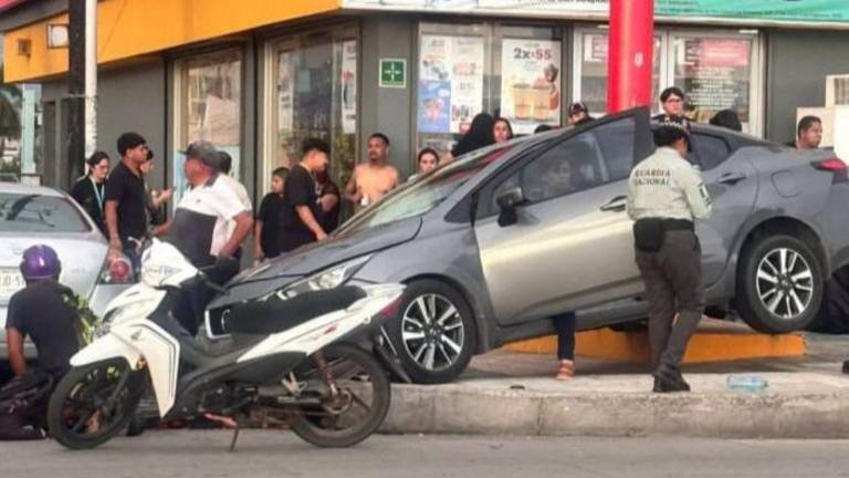 Paramédicos de Bomberos y Cruz Roja atendieron a la víctima tras el accidente en la Avenida del Mar y Ferrusquilla.