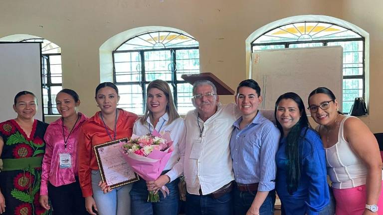 Maestras de la primaria Luis G. Urbina, en Rosario, reciben reconocimiento por la implementación de estrategias pedagónicas innovadoras.
