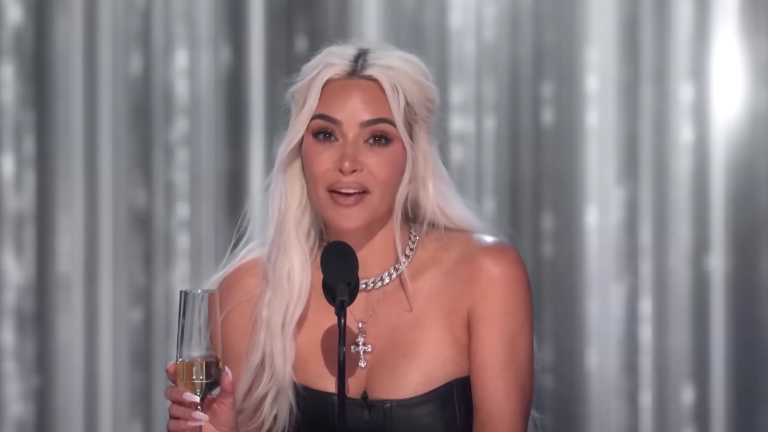 Kim Kardashian es abucheada en el roaster al ex futbolista Tom Brady.