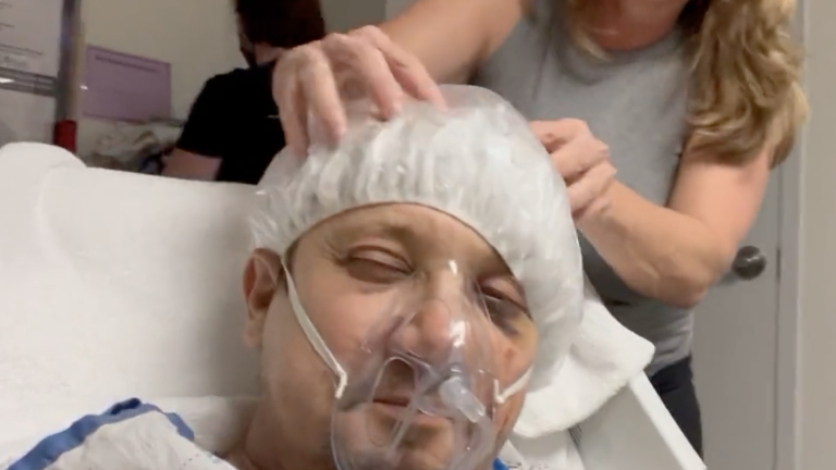 El actor recibe un momento de spa por parte de su hermana Kym.
