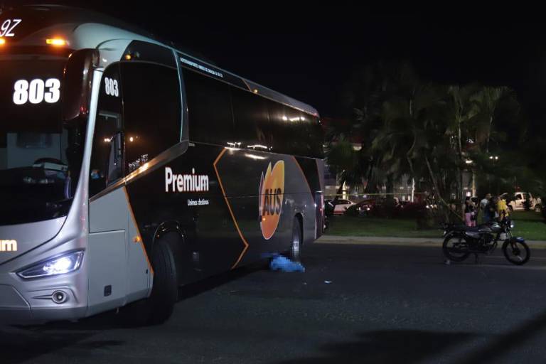 Motociclista muere arrollado por un autobús de pasajeros en la carretera Internacional en Mazatlán