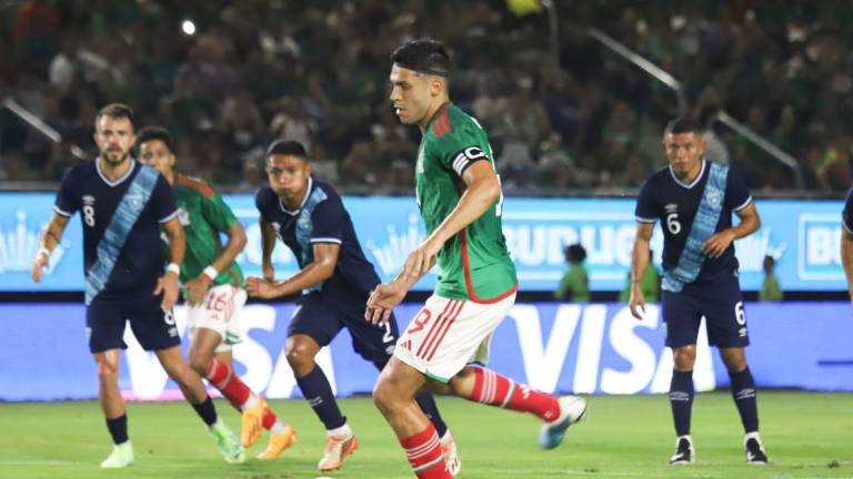 Raúl Jiménez anota de penal.