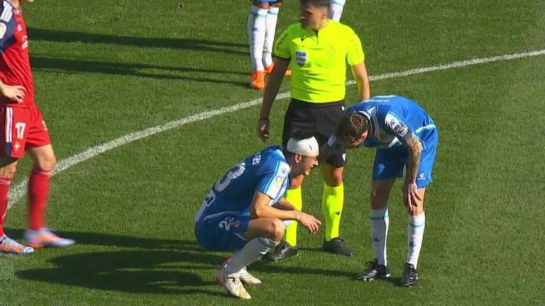 César Montes fue vendado y posteriormente suplido en el juego.