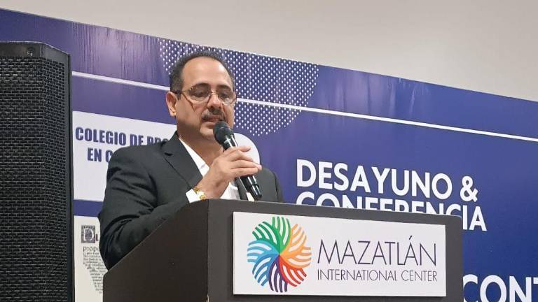 Andrés Ultreras, presidente del Colegio de Profesionistas en Contabilidad Pública del Sur de Sinaloa, alerta sobre el impacto del impuesto del 3.5 por ciento a las remesas.