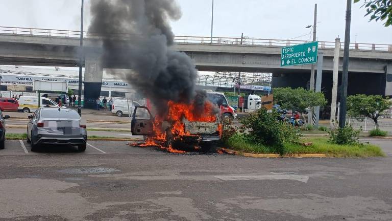 Bomberos controlaron el fuego que consumió por completo la camioneta.