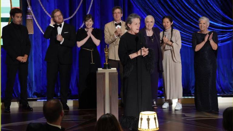 Frances McDormand agradece a nombre del equipo la victoria de Nomadland.