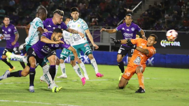 Michael Rangel al momento de rematar para conseguir uno de sus goles.