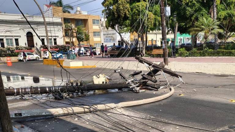 Un poste de la CFE se cayó y dejó parte del Centro de Mazatlán sin luz.