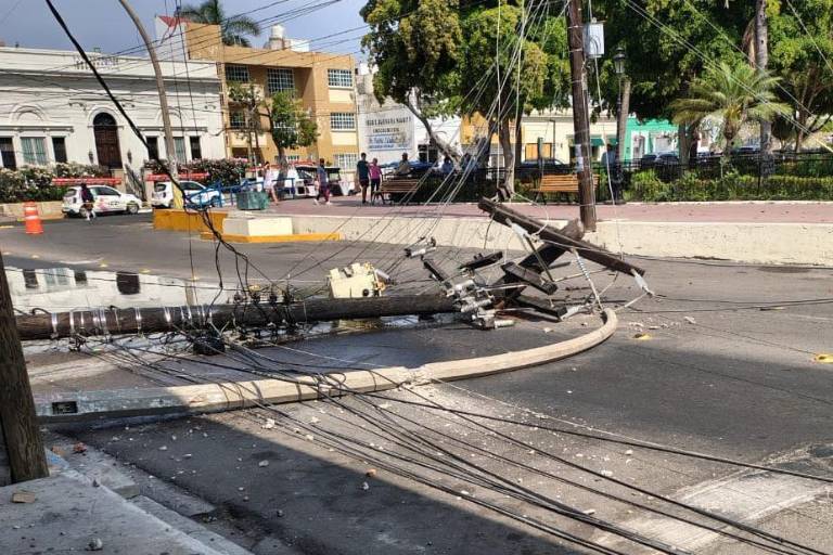 Se cae poste de la CFE, derriba otro y deja sin luz a parte del Centro de Mazatlán