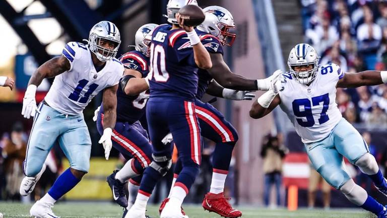 Dallas se impone a Patriots por marcador de 35-29, en un juegazo.