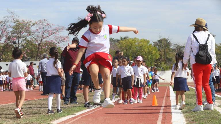 Los niños demostraron sus capacidades atléticas en la Muni Olimpiada de Atletismo de nivel preescolar.